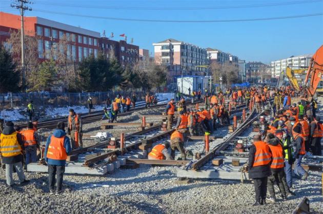 【中国日报网】沈丹铁路凤金段扩能改造工程复线开通