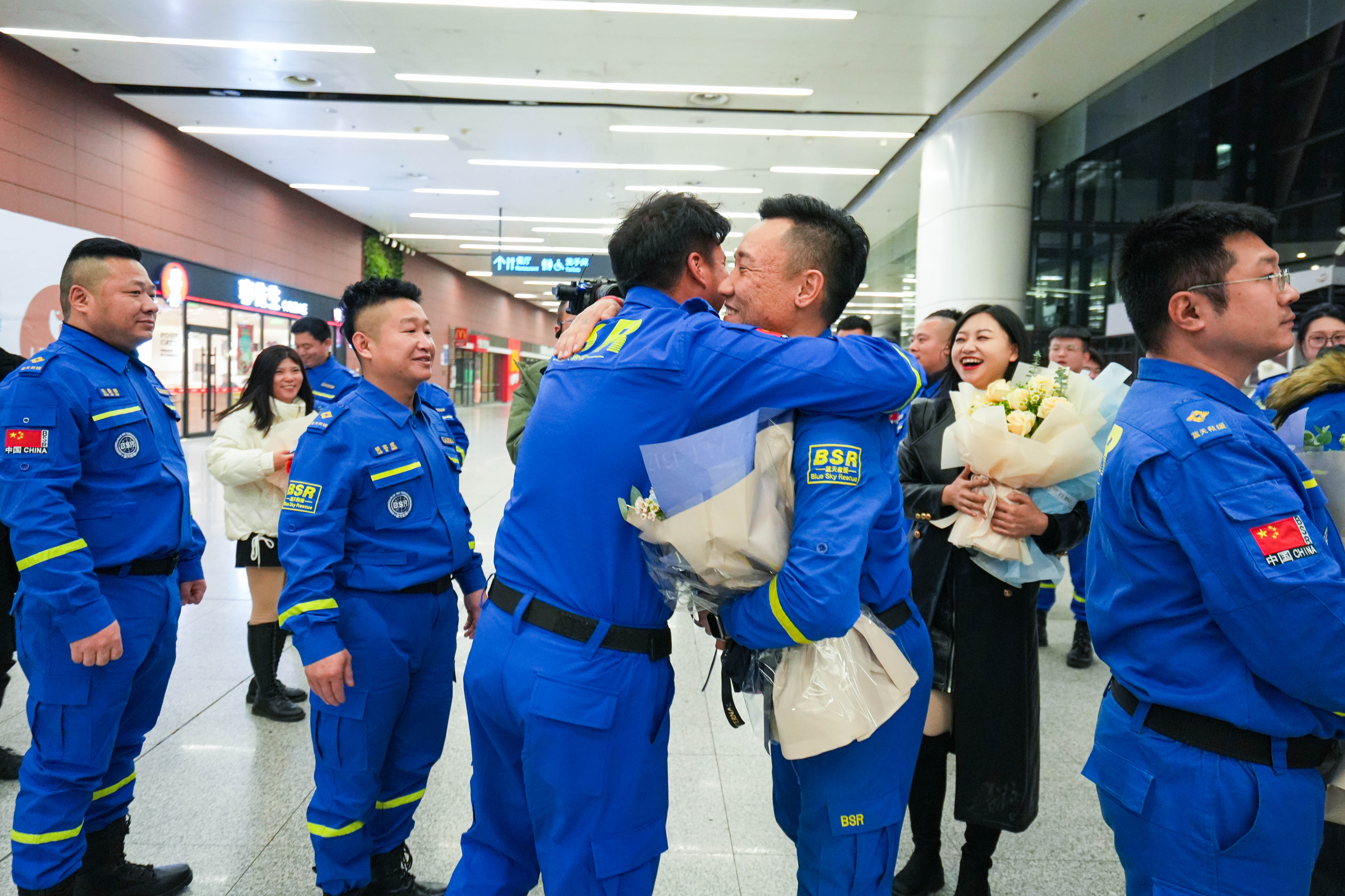 国际机场辽宁丹东蓝天救援队队长周磊峰抵达沈阳桃仙国际机场辽宁蓝