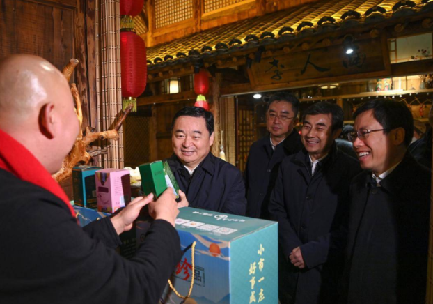 3月22日,省委书记,省人大常委会主任郝鹏到本溪满族自治县小市一庄
