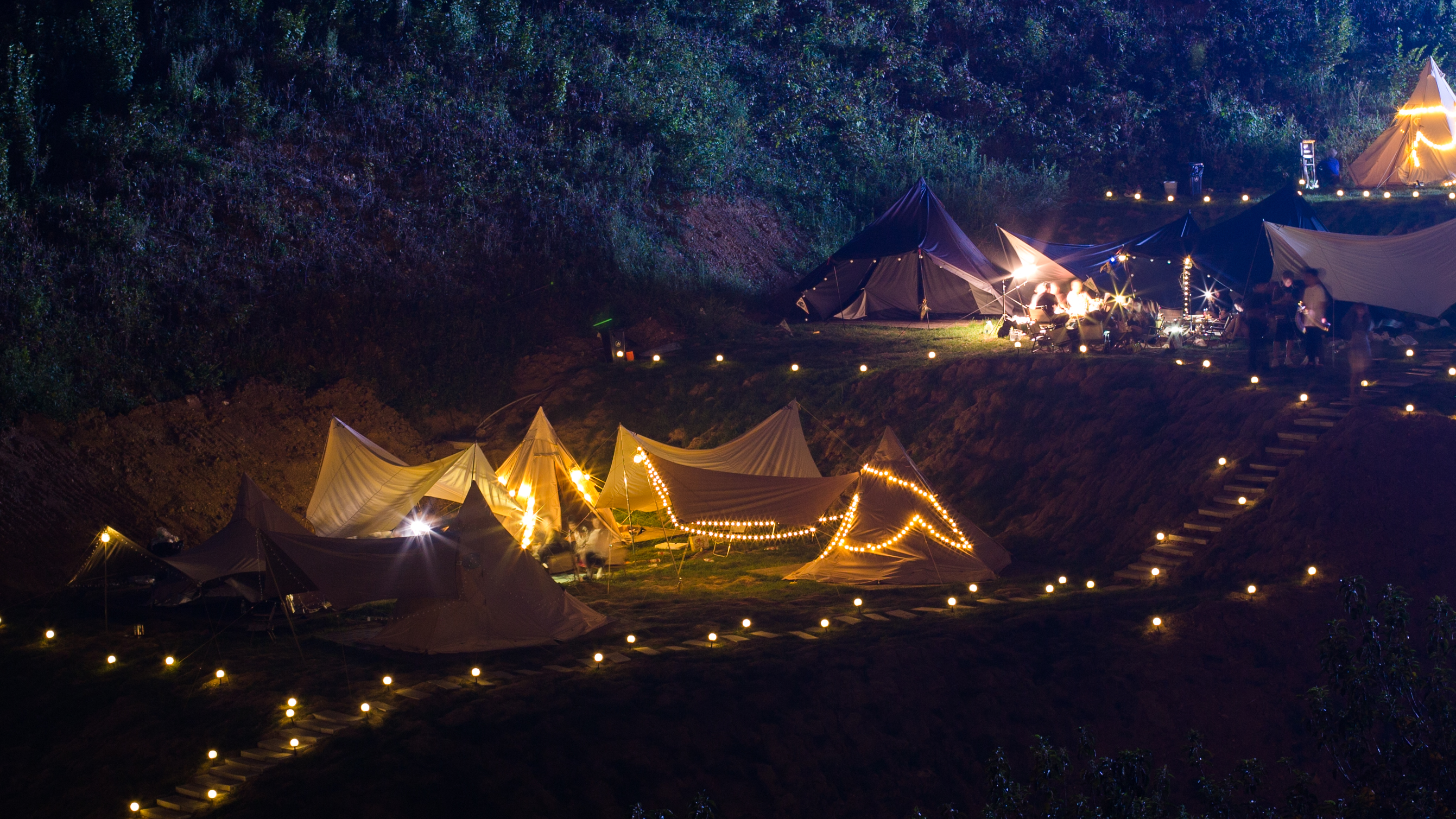 繁多的77号露营公馆,游客不仅可以自助烧烤,还可以在太空舱,森林树屋