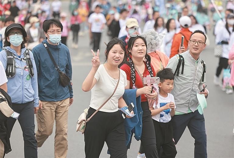 第二十一届大连国际徒步大会昨日举行 十二万人漫步"甜蜜"中-东北新闻
