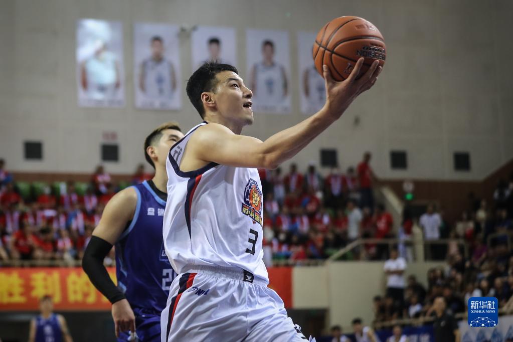 新华社记者 潘昱龙 摄7月16日,江苏盐南苏科队球员于翔(中)在比赛中