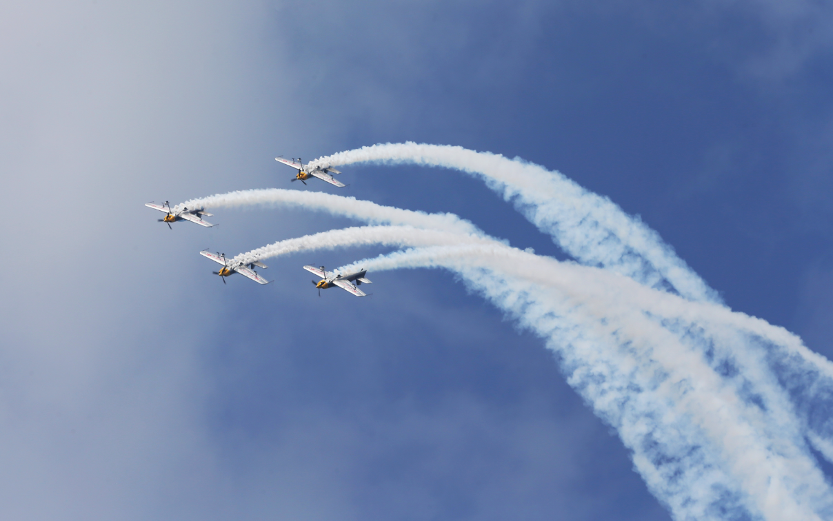 4架xa42南非神枪手飞机,3架xa42动力之翼飞机进行国际特技飞行表演