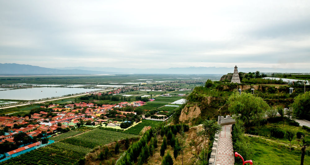 新华社发从高空俯瞰,新疆巴州尉犁县的黄色戈壁上一排排蓝黑色太阳能