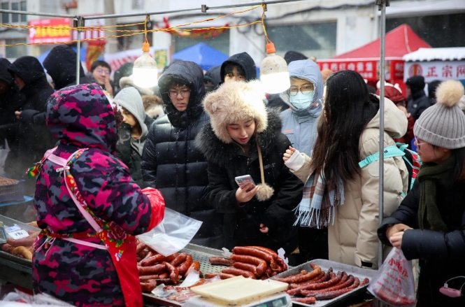 沈阳小河沿早市可以免费存放行李啦油条都炸出了巧克力口味和火龙果