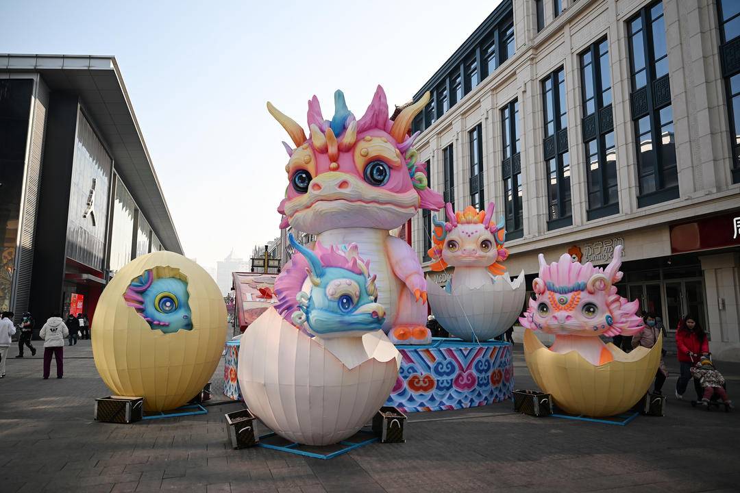 萌萌哒!卡通龙灯亮相沈阳中街