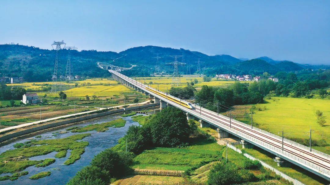 这条高铁获国家级荣誉多图带你看沿线美景