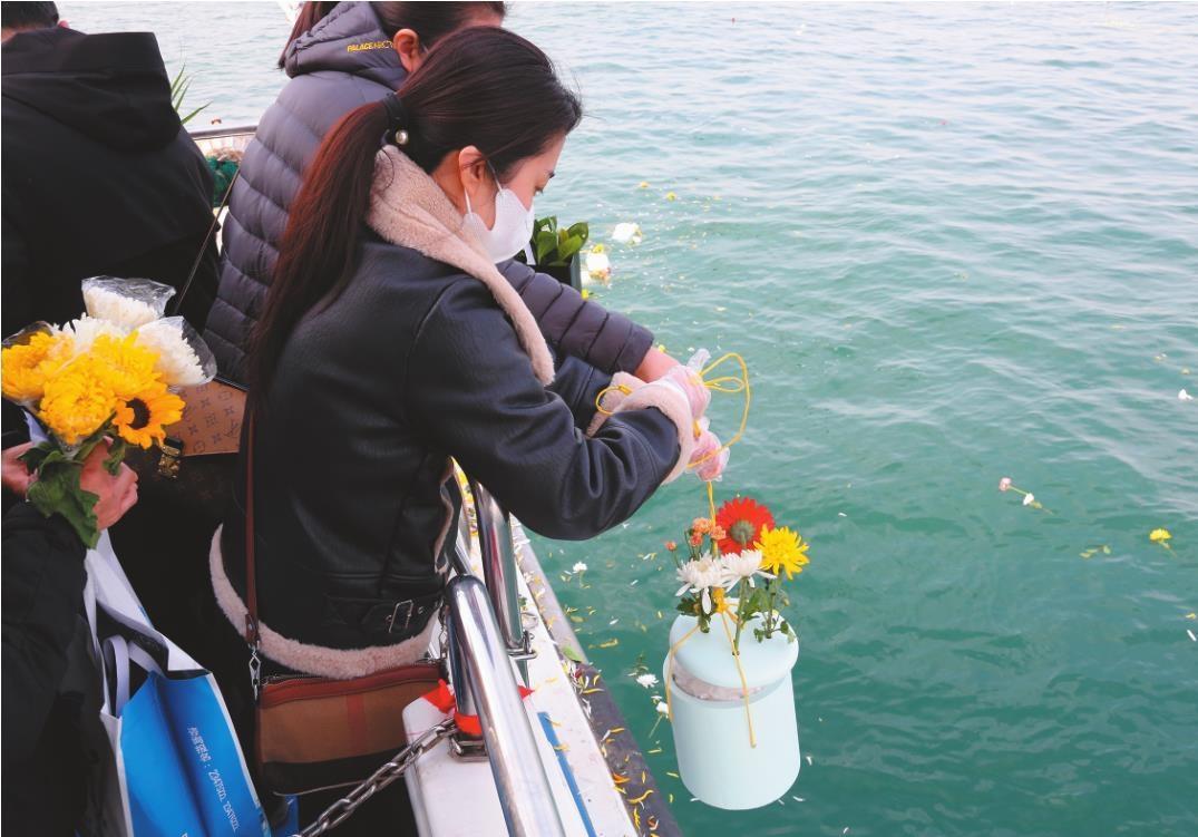 沈阳为112位逝者举行海葬