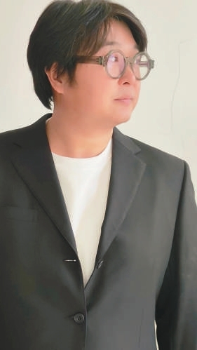 徐正超《乘风踏浪》剧照近日,以辽宁省兴城市泳装行业的创业故事为