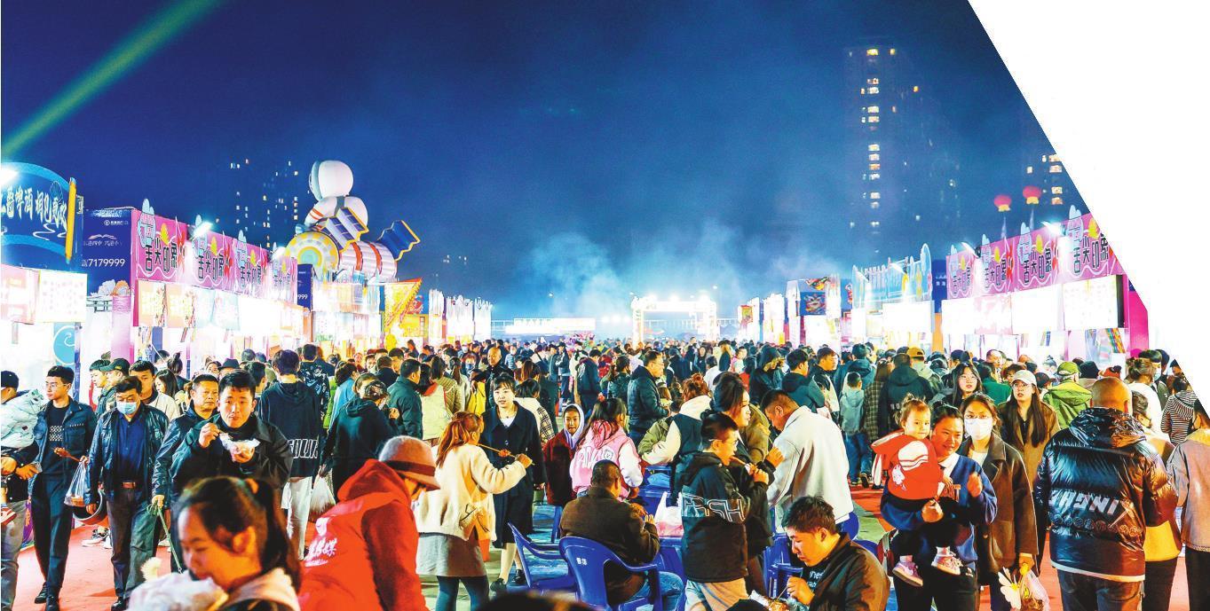 锦州市的夜市"烟火气"升腾,大批市民来此品尝美食及休闲购物.