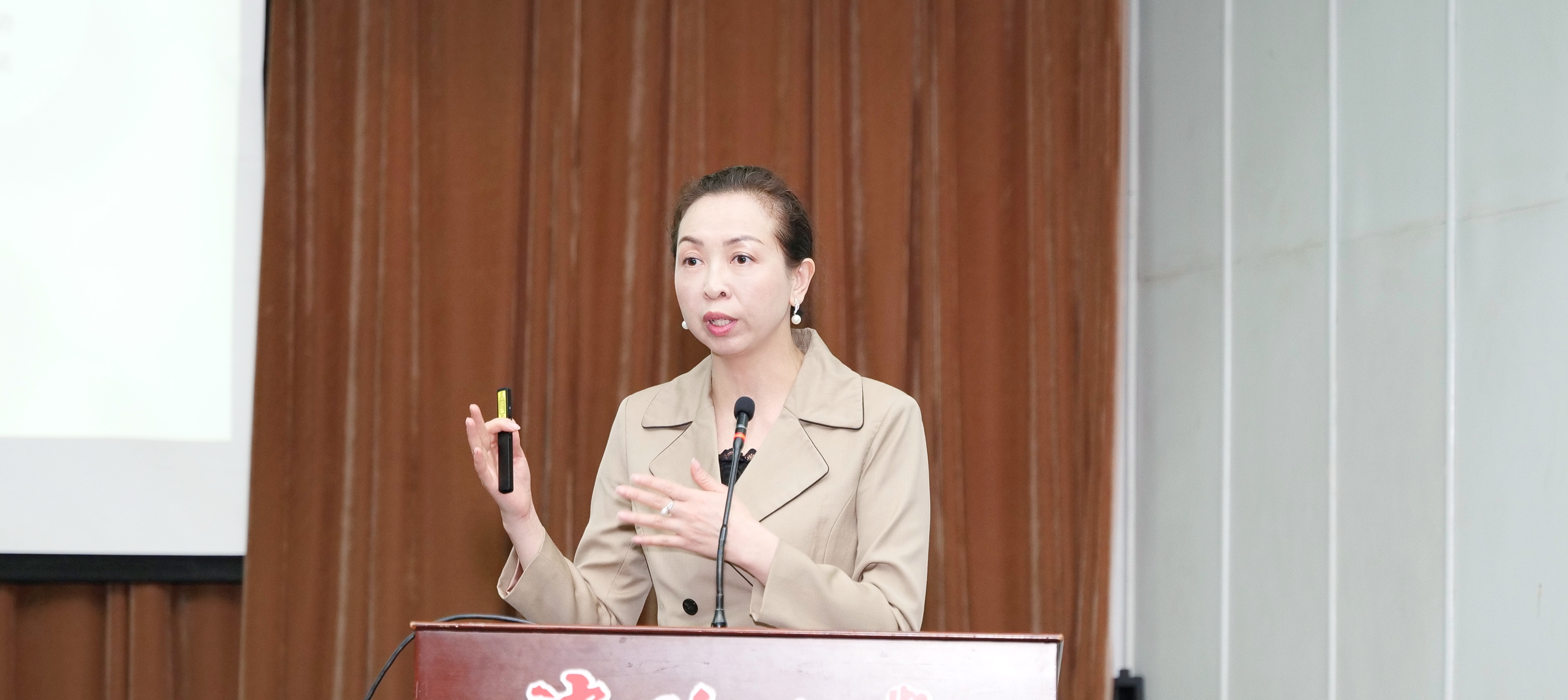 事业单位面试专家刘雪娇活动现场同学们与各位老师积极互动,提出了