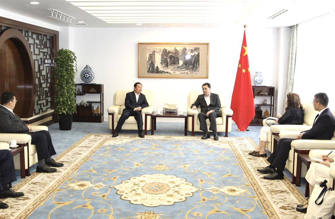 4月20日,省委书记,省人大常委会主任郝鹏会见中国驻日本大使吴江浩.