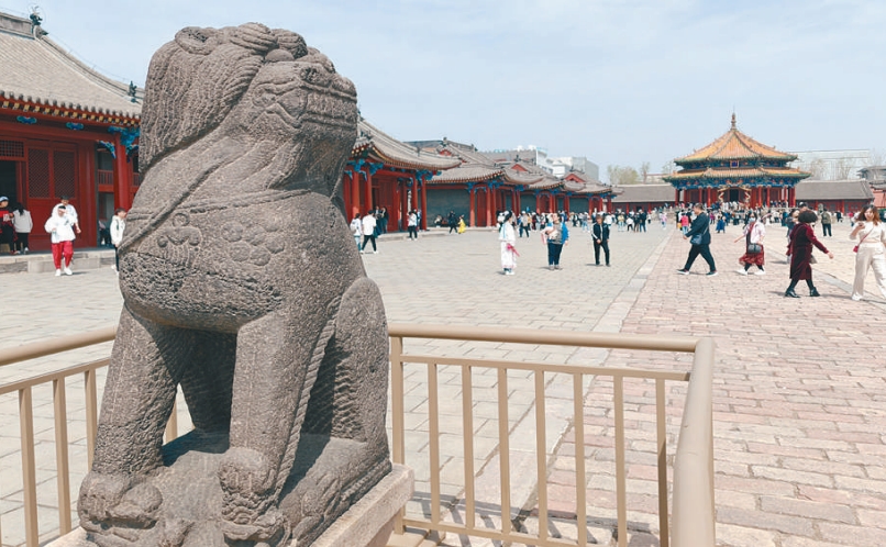 沈阳故宫大政殿广场辽代石狮子已有九百多岁