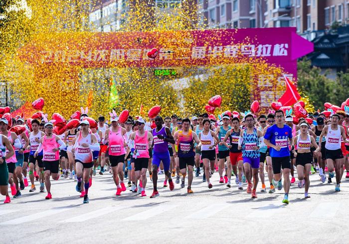 2024沈阳皇姑第二届半程马拉松开赛 万名中外选手燃情开跑