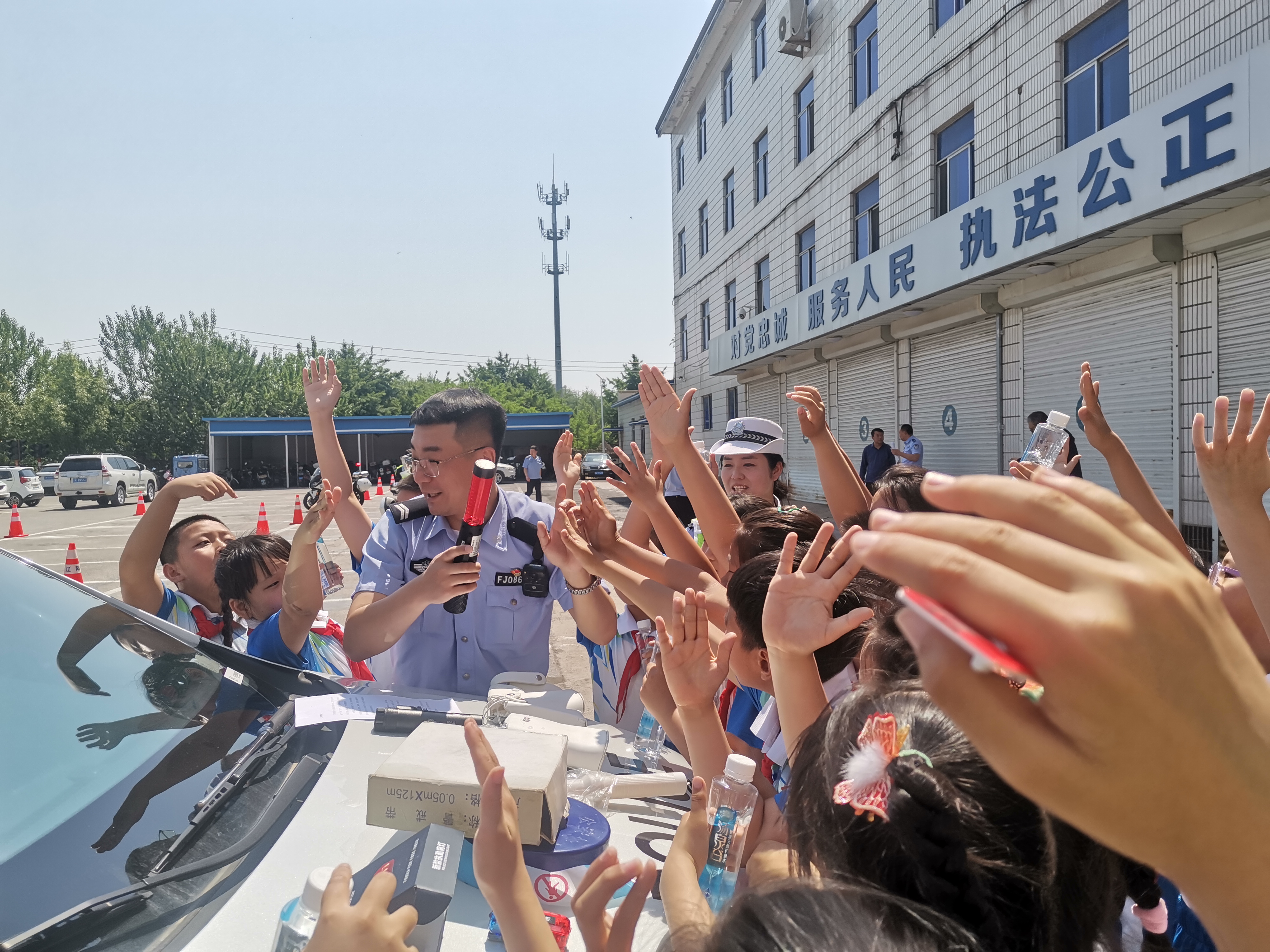 在"六一"国际儿童节到来之际,5月28日,辽宁辽阳市公安局交警支队白塔