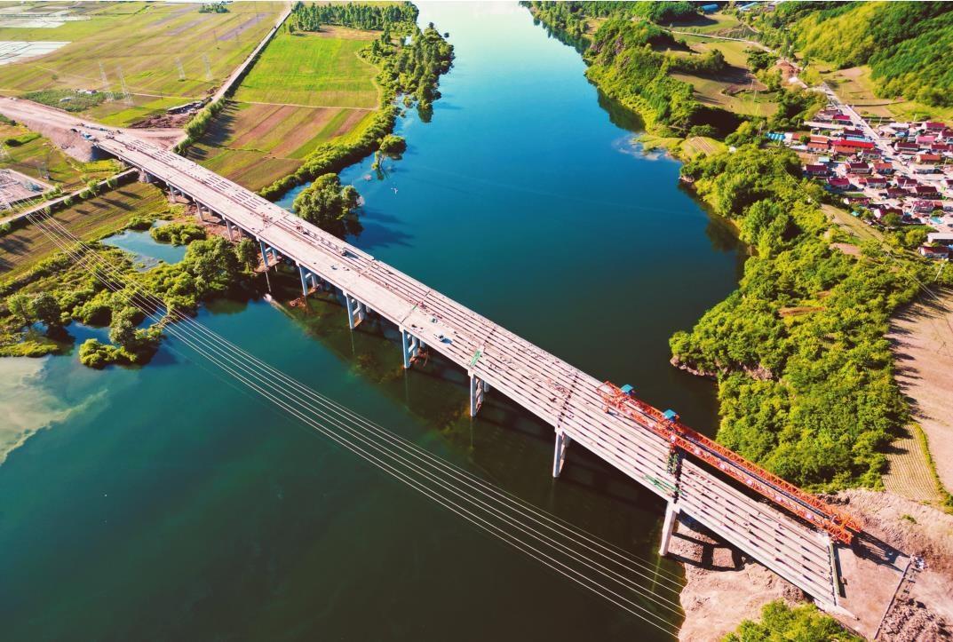 6月6日,记者在中铁九局承建的本桓高速公路浑江大桥施工现场看到,建设