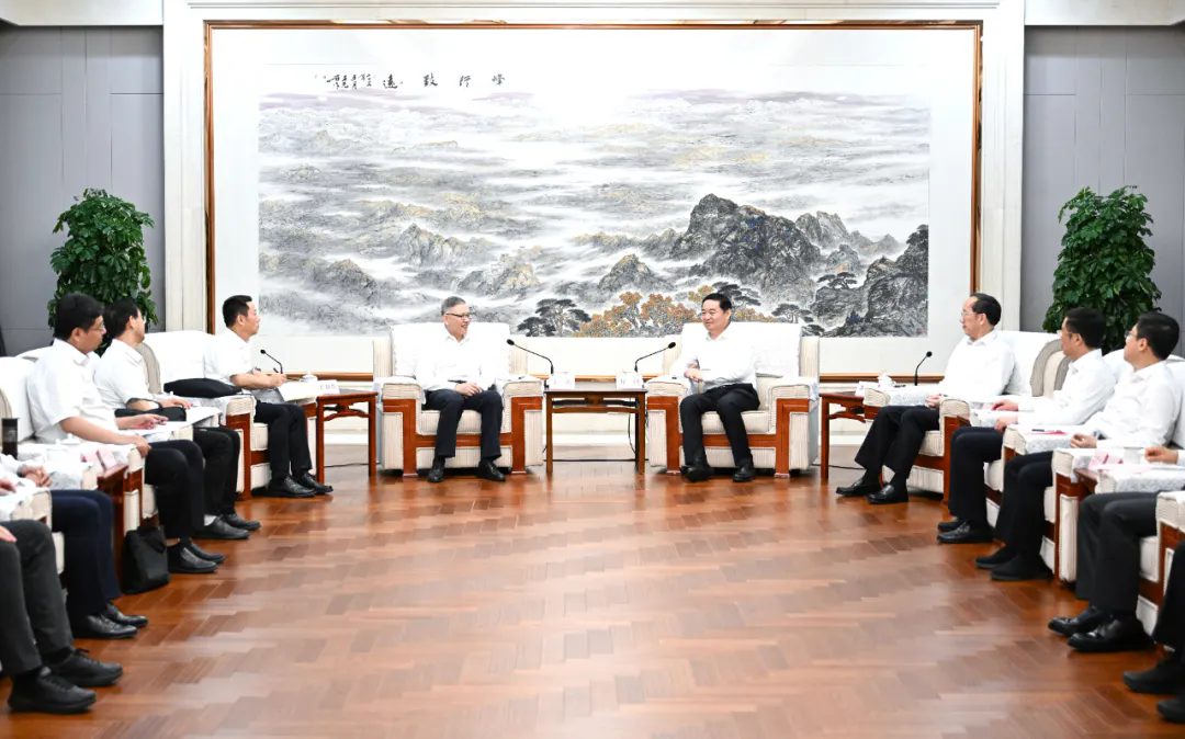 6月13日,省委书记,省人大常委会主任郝鹏,省委副书记,省长李乐成在