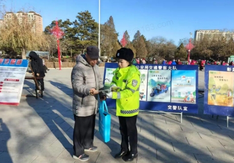宪法宣传日——阜新交警开展各类宣传活动
