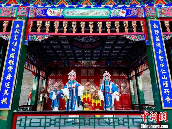 沈阳故宫：红墙白雪相映 清宫年味正浓