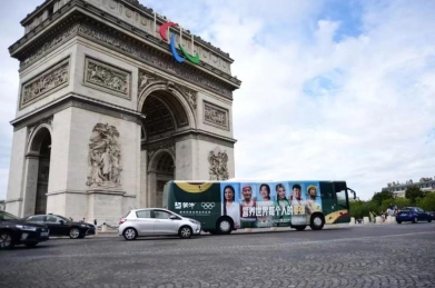 街道边矗立着一座钟楼建筑AI 生成的内容可能不正确。