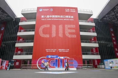 书架上摆放着广告卡片AI 生成的内容可能不正确。