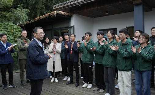 本届大赛在赛制上有较大创新，首创&ldquo;院士飞行团&rdquo;环节。今年11月，张福锁院士率专家评审团走进重庆梁平粮油科技小院进行实地考察。王晓 摄