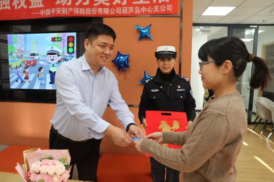 图片包含 人, 室内, 男人, 站AI 生成的内容可能不正确。