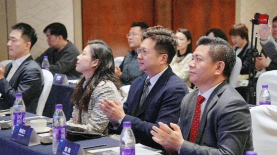 一群男人和女人在切蛋糕AI 生成的内容可能不正确。