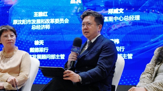 男人的照片上写着字AI 生成的内容可能不正确。