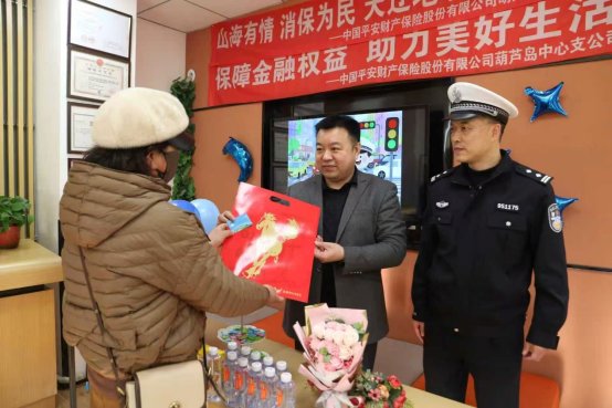 男人和女人在切蛋糕AI 生成的内容可能不正确。