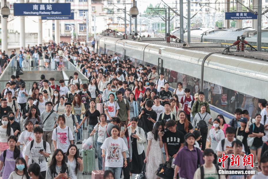 中国铁路迎端午假期返程客流高峰