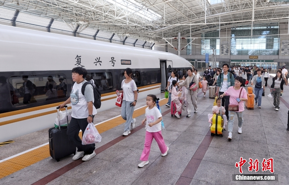 中国铁路迎端午假期返程客流高峰