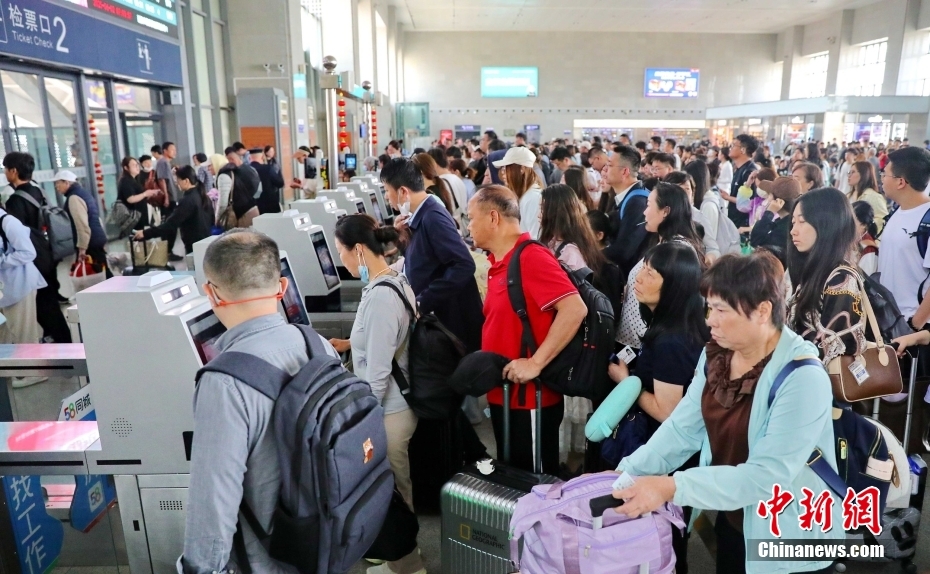 中国铁路迎端午假期返程客流高峰