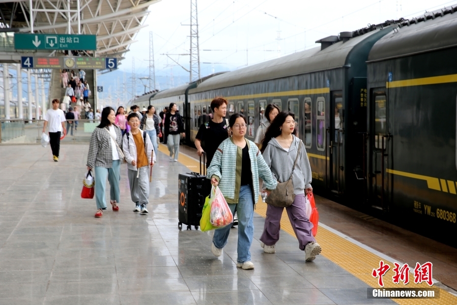 中国铁路迎端午假期返程客流高峰