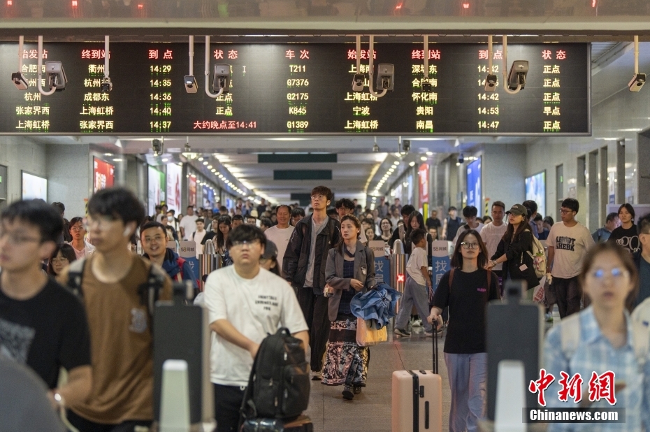 中国铁路迎端午假期返程客流高峰