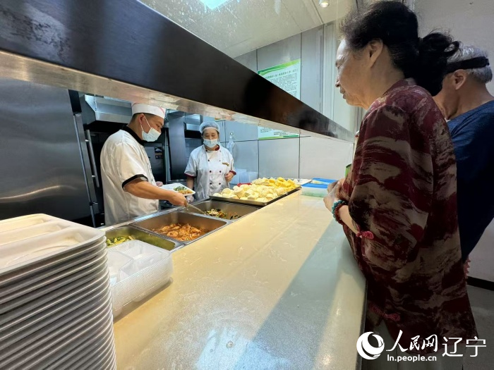 牡丹社区的养老服务中心每天有300余人次就餐。人民网记者 汤龙摄