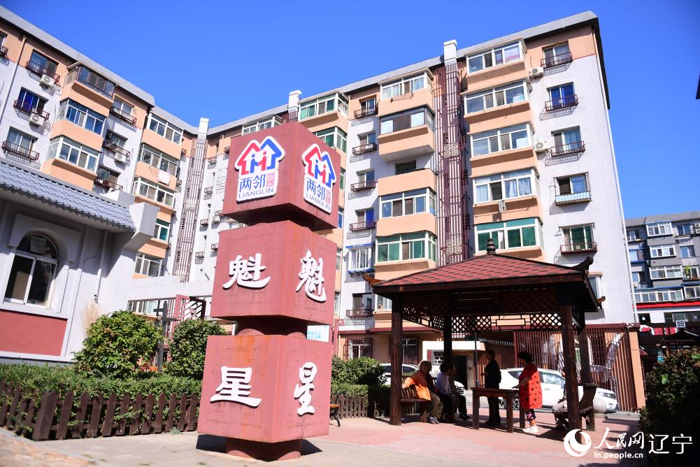 居民聚在魁星小区小广场唠家常。人民网记者 王斯文摄