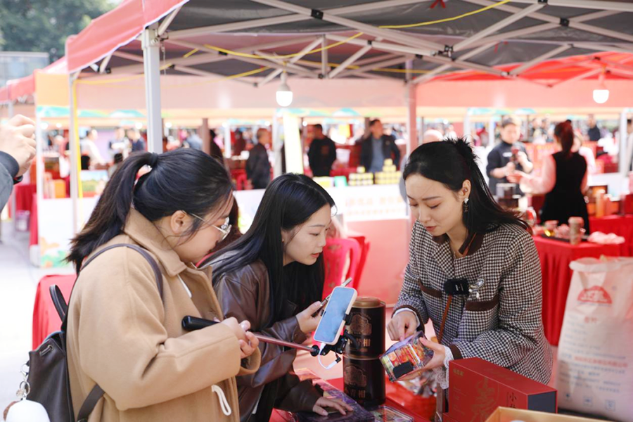 2024年12月，“福农优品·我在家乡等你来”（第二季）乡约福建网络直播活动在安溪县人民广场举办，现场共设置70个展位，吸引了众多群众品尝、选购。图为主播们对参展企业及产品进行直播推介，体验安溪的特色物产。海峡网供图