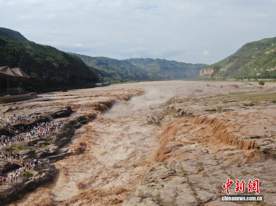 山西黄河壶口瀑布迎来今年最大洪峰