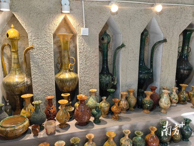 英吉沙县土陶村景区内的展览品。南方+ 泠汐 拍摄
