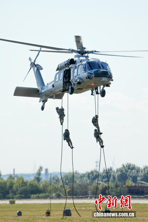 2025空军航空开放活动和长春航空展上演空降兵反恐突击行动展示