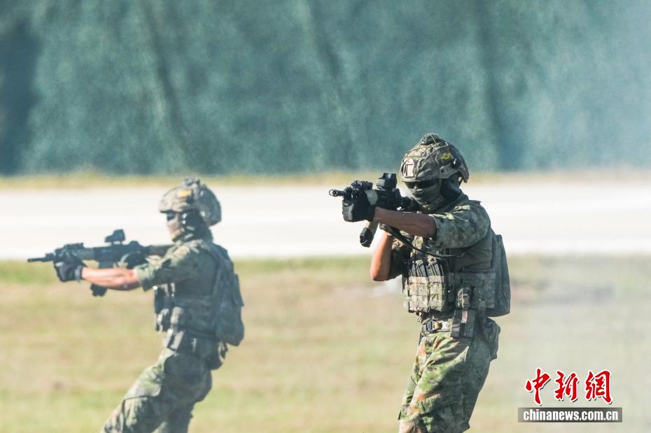 2025空军航空开放活动和长春航空展上演空降兵反恐突击行动展示