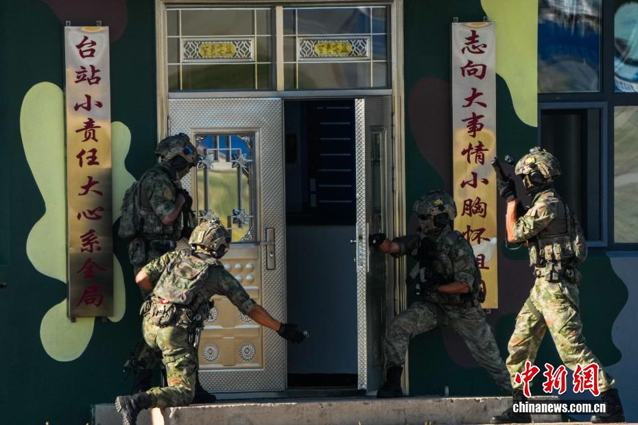 2025空军航空开放活动和长春航空展上演空降兵反恐突击行动展示