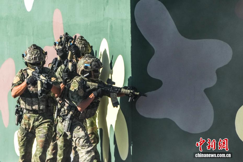 2025空军航空开放活动和长春航空展上演空降兵反恐突击行动展示