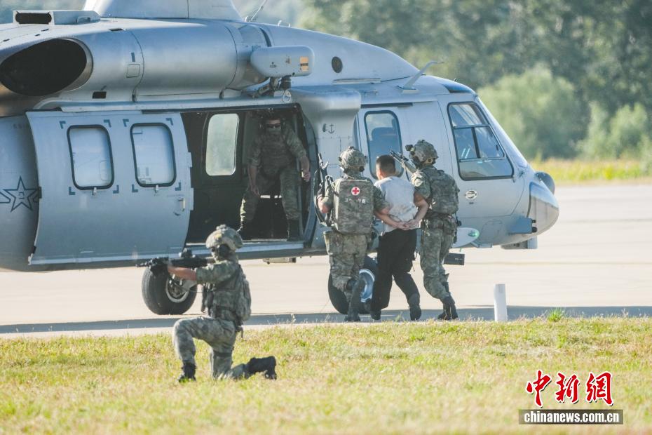 2025空军航空开放活动和长春航空展上演空降兵反恐突击行动展示