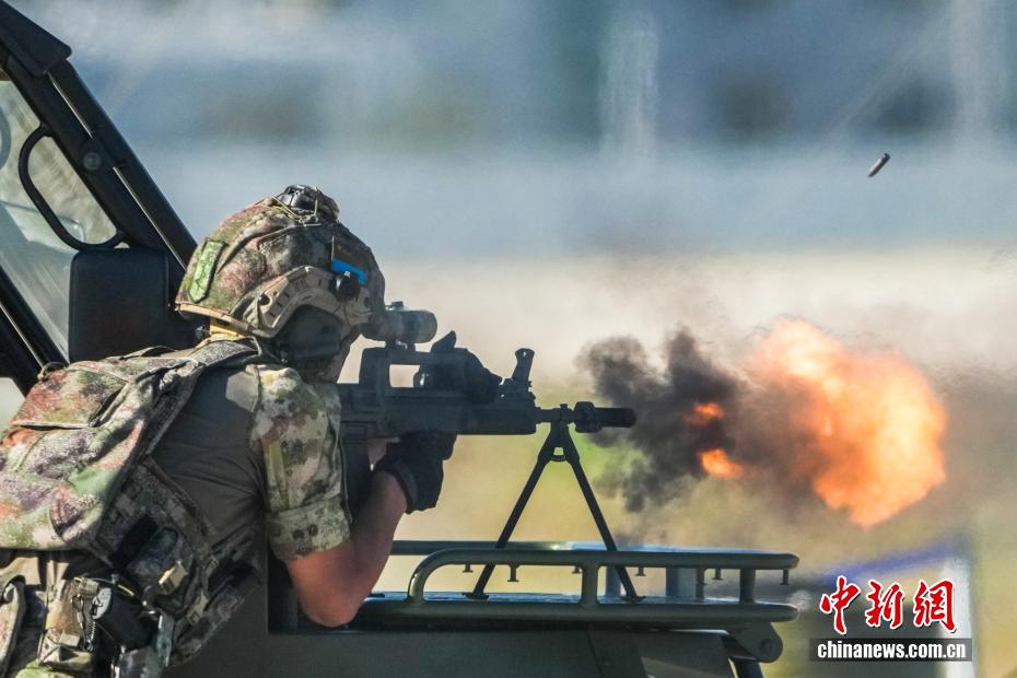 2025空军航空开放活动和长春航空展上演空降兵反恐突击行动展示