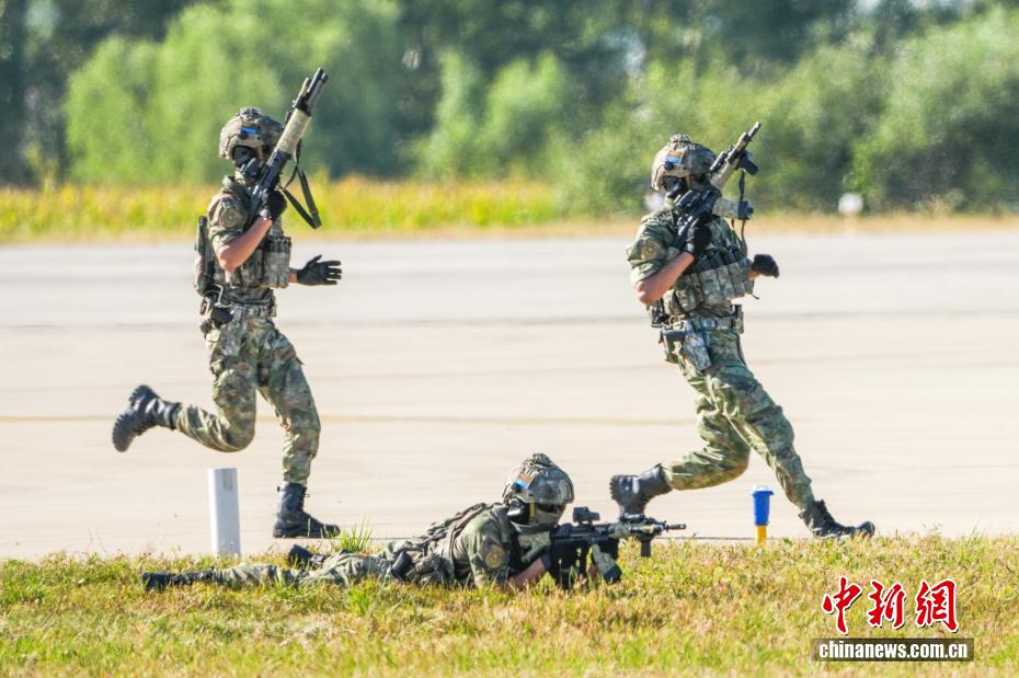 2025空军航空开放活动和长春航空展上演空降兵反恐突击行动展示