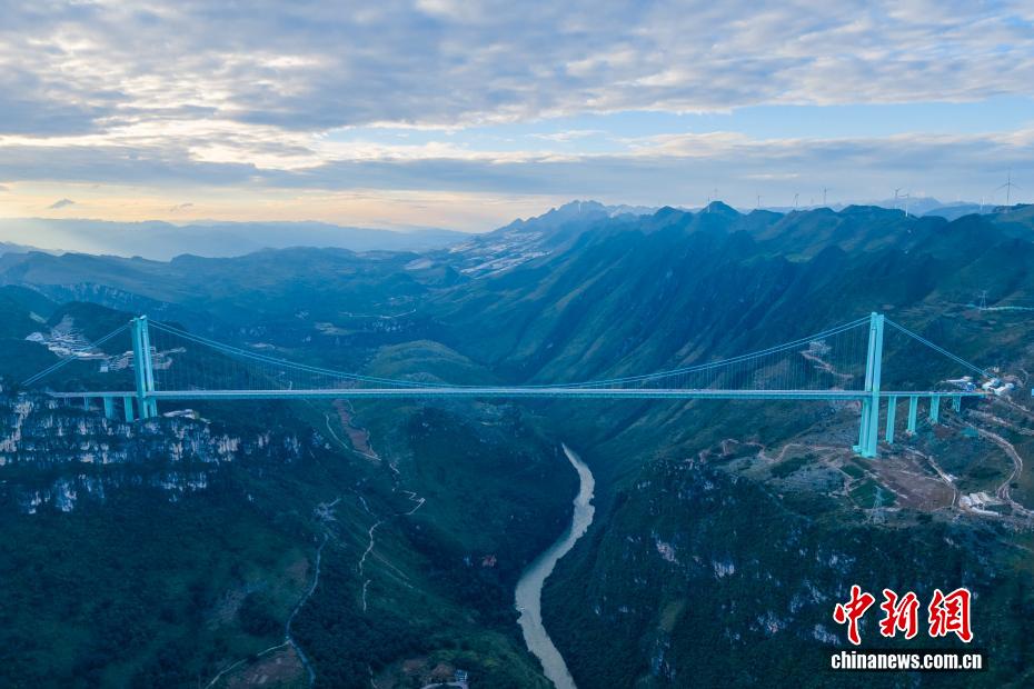 世界第一高桥贵州花江峡谷大桥建成通车