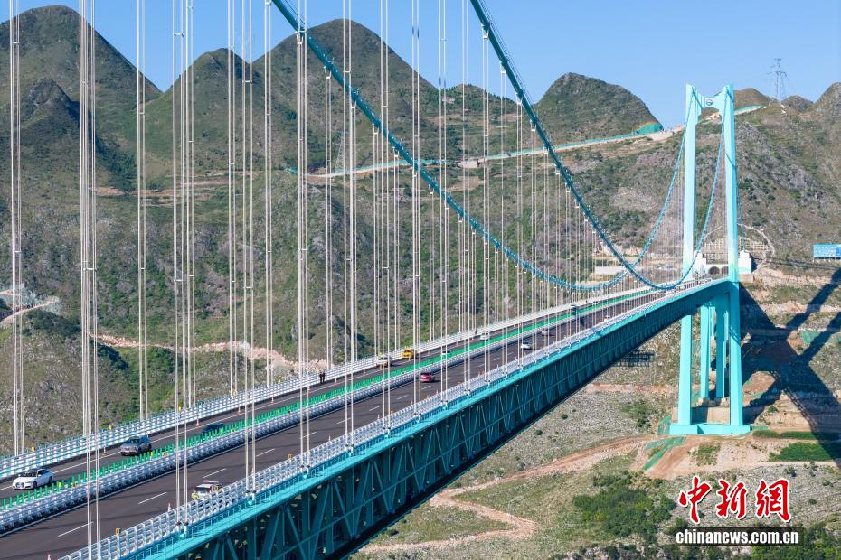 世界第一高桥贵州花江峡谷大桥建成通车