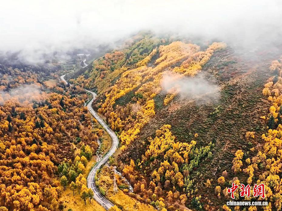 航拍高原深秋美景：雪覆山巅 秋染山河